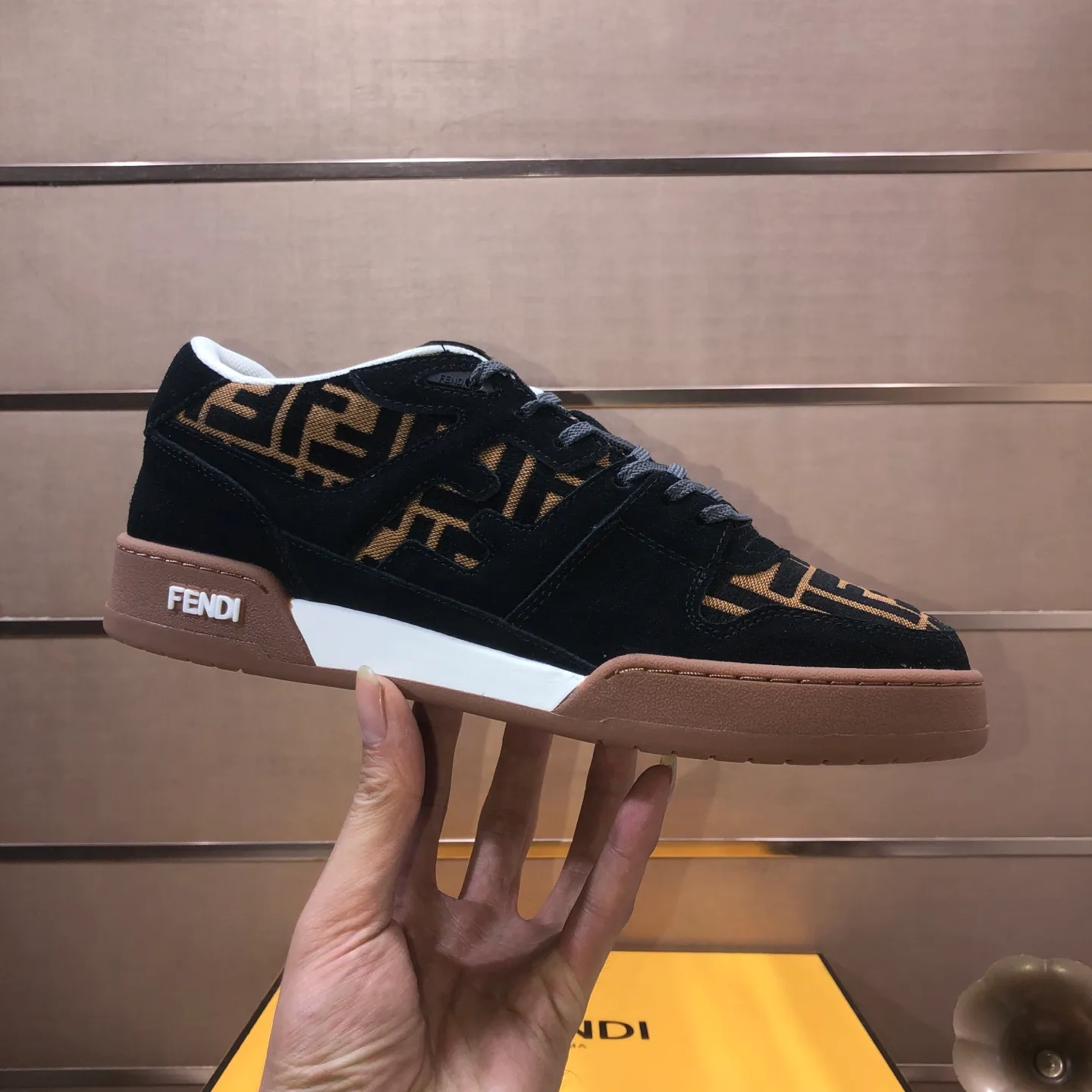 Men's men's shoes 💰600💰 Fendi 2023 latest couple model 🔥 Many 💑 stars have the same style FD match Original one-to-one replica Designer Kim Jones's first sneaker fendi match and Donkey brand Trainer basketball sneakers Material: Original silk leather Lining: Breathable mesh Packaging: Original 1:1 matching high-end packaging Size: Female 35-40 Male 38-44 (45 46. Custom-made (no return or exchange)